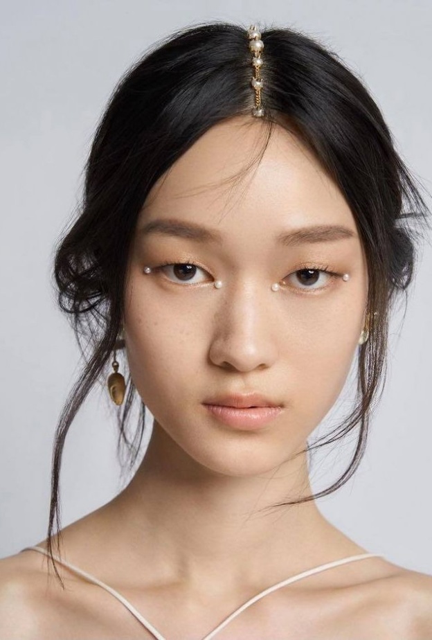 مكياج عيون جريء وتسريحات طبيعية لمجموعة ديور كروز 2022