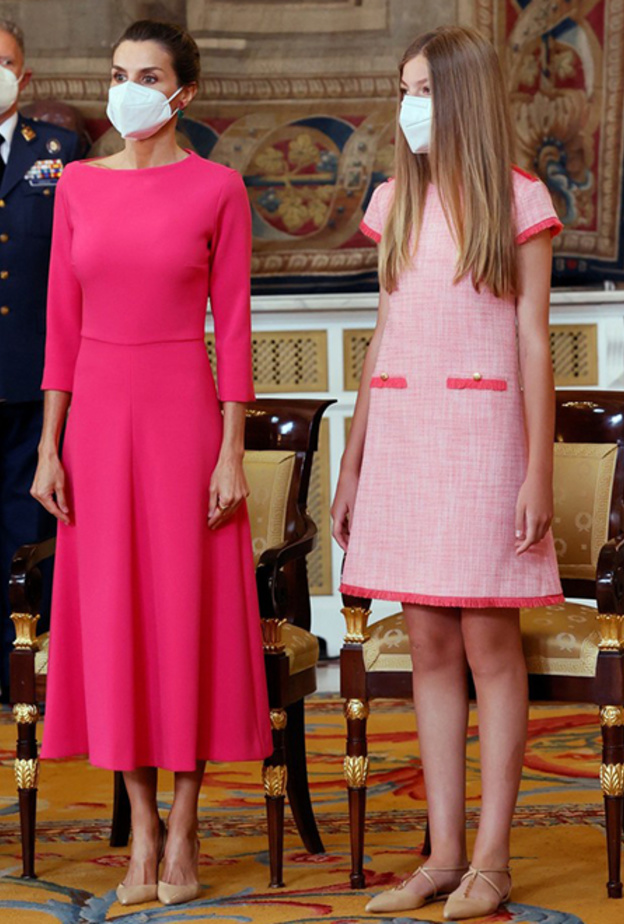 اطلالات الملكة ليتيزيا بالفستان الوردي من توقيع دار Moises Nieto