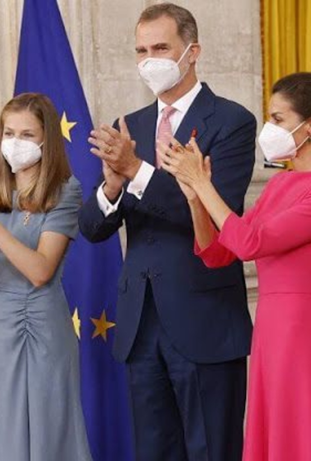 العائلة المالكة الإسبانية تسلم وسام الاستحقاق المدني