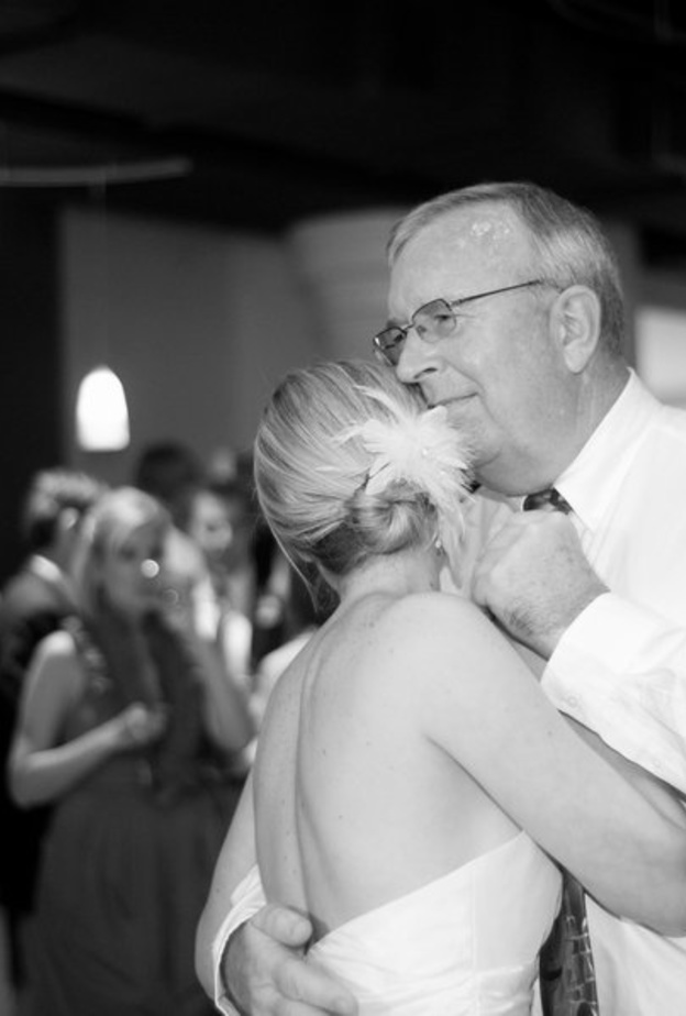 الأغنية لرقصة العروس مع والدها يجب ان تعبر عن علاقة الثنائي