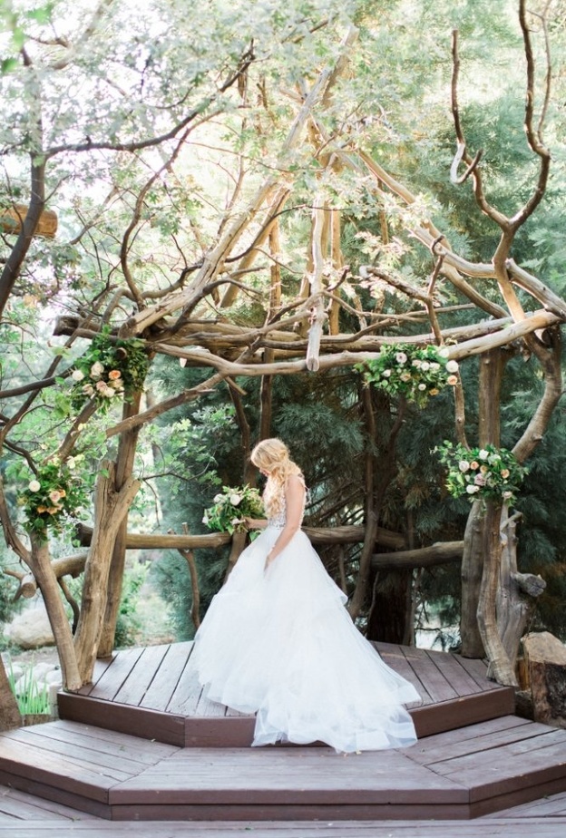 حفلات الزفاف في حدائق المنزل الخارجية