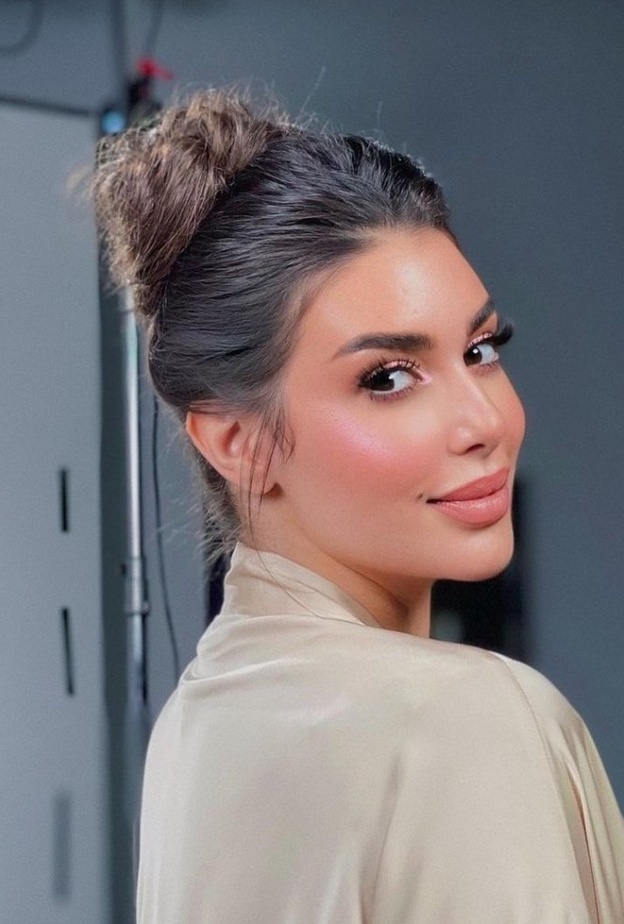 مكياج صيفي لامع ومشرق من وحي إطلالات ياسمين صبري