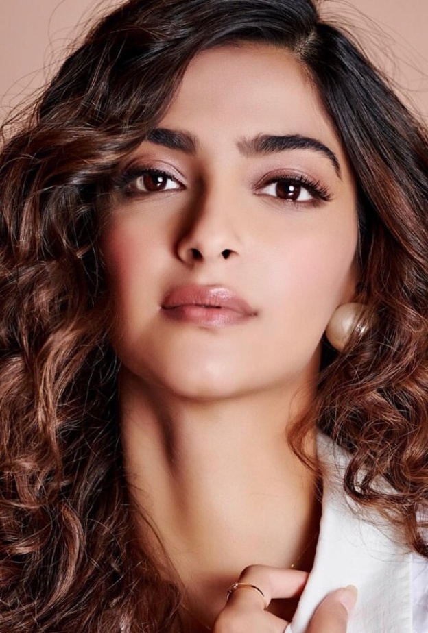 مكياج يومي لاخفاء البقع الداكنة على طريقة سونام كابور