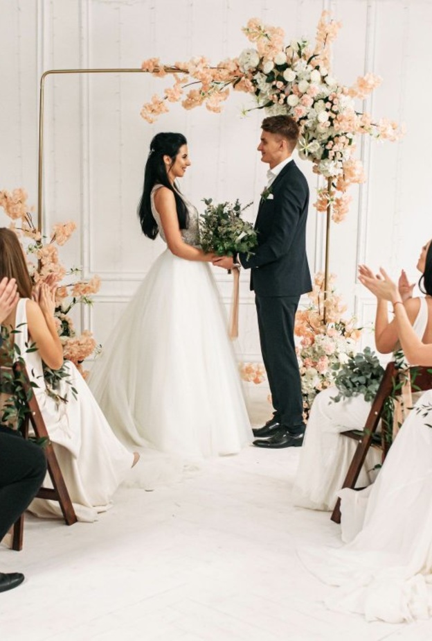  العروس أقامت حفل زفاف صغير وتجاهلت رغبة والدتها