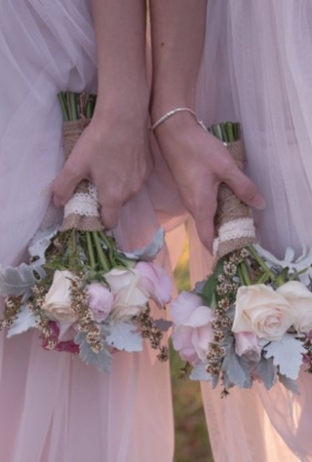  عروس تتحدث عن ورطتها بسبب حمل اثنين من وصيفاتها