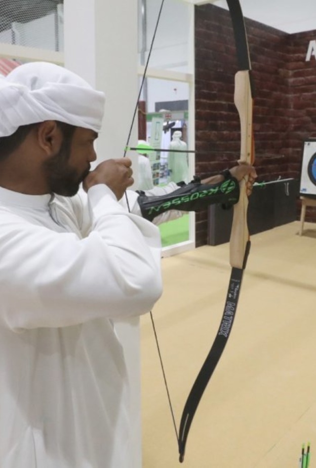 معرض أبوظبي الدولي للصيد والفروسية يتيح لوزاره فرصه ممارسة تحدي الرماية