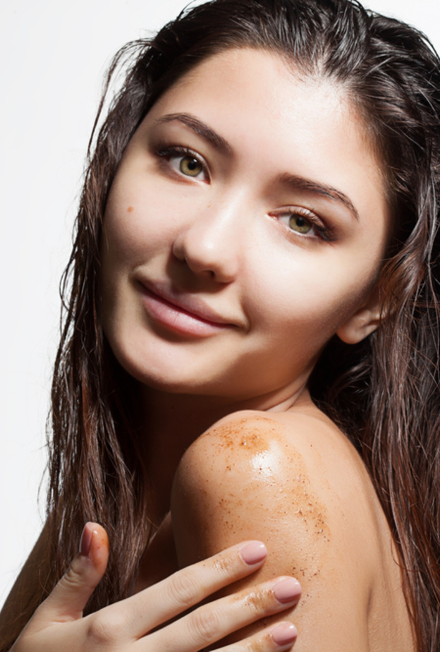 طريقة استخدام سكراب القهوة وزيت الزيتون للعناية بالجسم