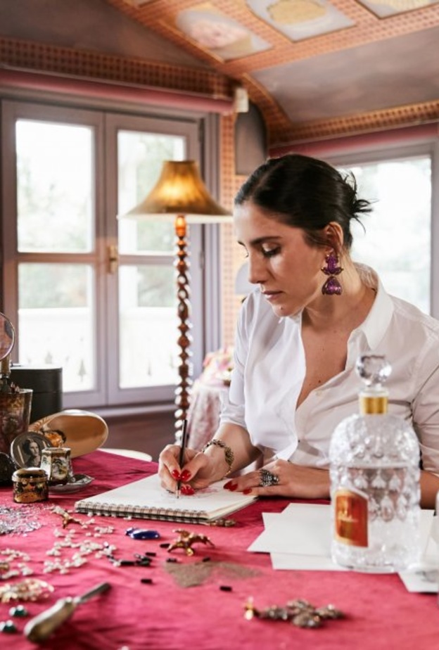 قارورة النحل من تصميم بيغوم خان Begüm Khan