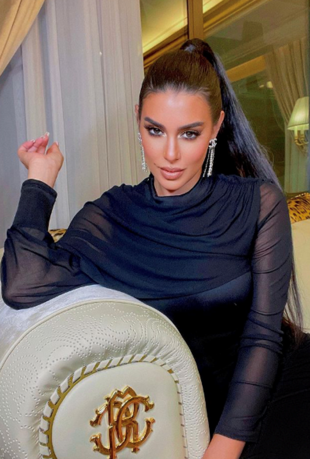 اطلالة ياسمين صبري باللون الأسود من حسابها الخاص على انستغرام