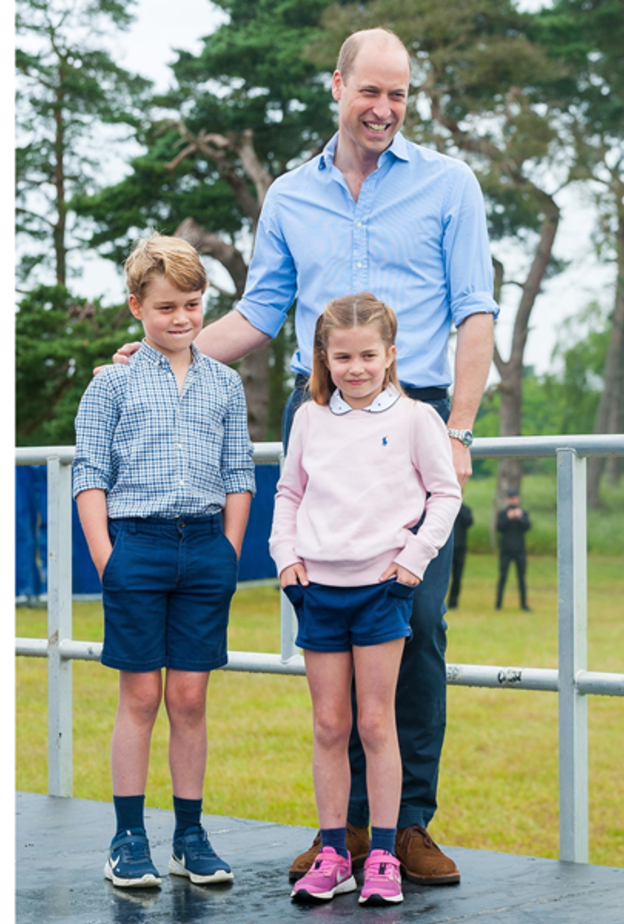 جورج أطل بالقميص والشورت فيما إختارت شارلوت كنزة من Polo Ralph Lauren ، تصوير BACKGRID