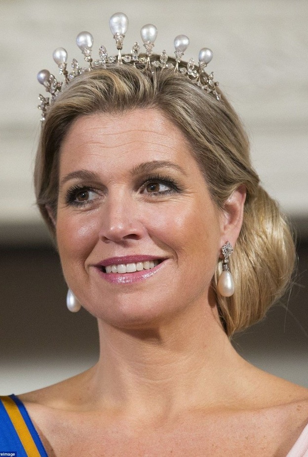  الملكة ماكسيما تتألق بتاج Antique Pearl Tiara المزين بأحجار اللؤلؤ المثالية