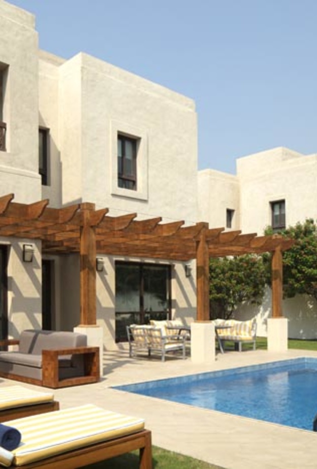 اقضِ عطلة هادئة وسط أجواء خصوصية في ڨلل نادي خور دبي