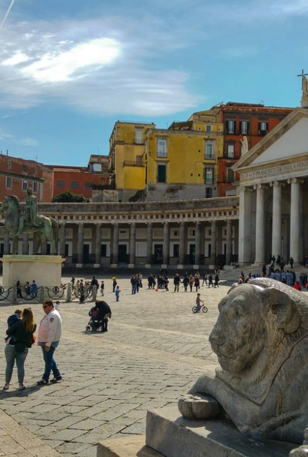 اكتشف متعة السياحة في نابولي بواسطة Luca