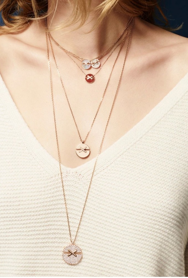 أناقة العمل بسلاسل ذهب طويلة