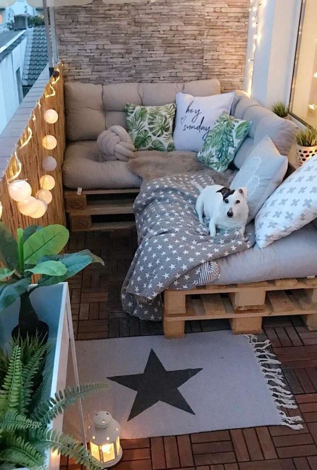 أثاث قليل التكلفة واكسسوارات بسيطة لديكورات تراس صغير