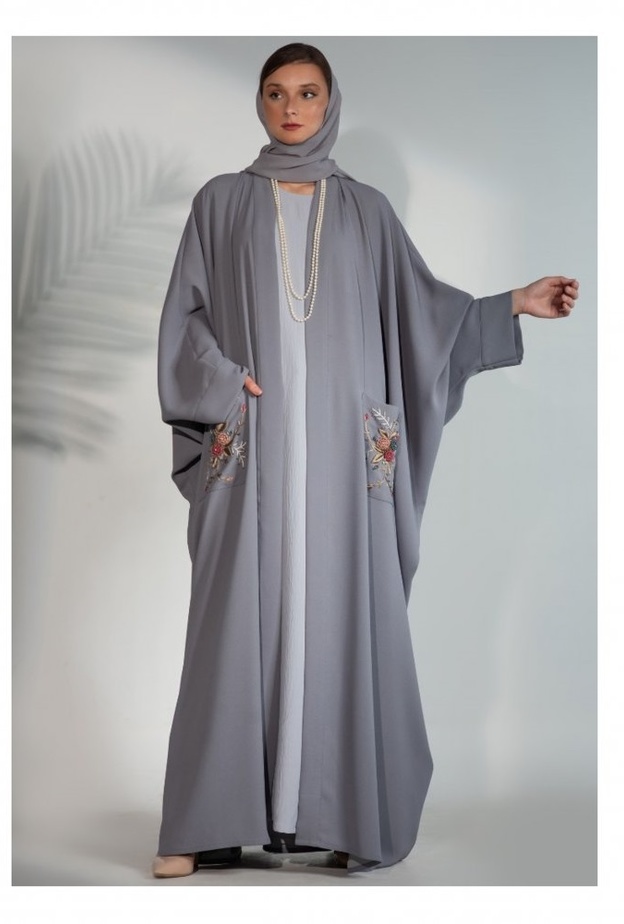 عباية أنيقة باللون الكحلي مع لمسات من صيحة الأهداب من تصميم  ASMALMARRI