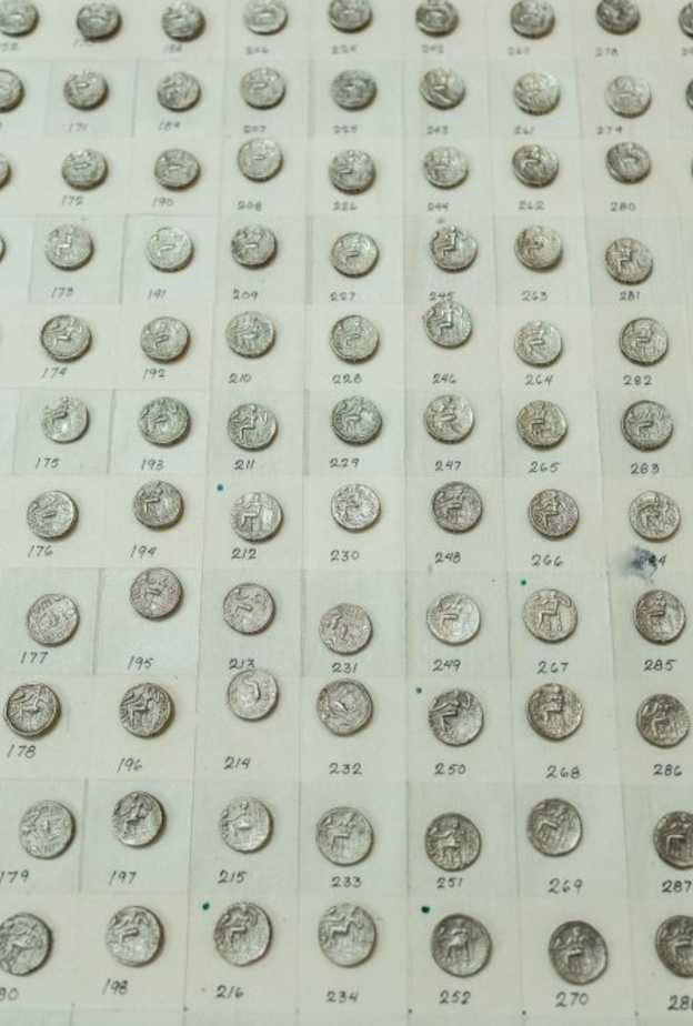 اكتشاف كنز أثري جديد في منطقة مليحة بالإمارات - وام