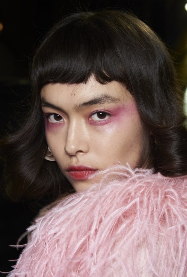 مكياج زهري فاتح مع الظلال المشرقة من Blumarine