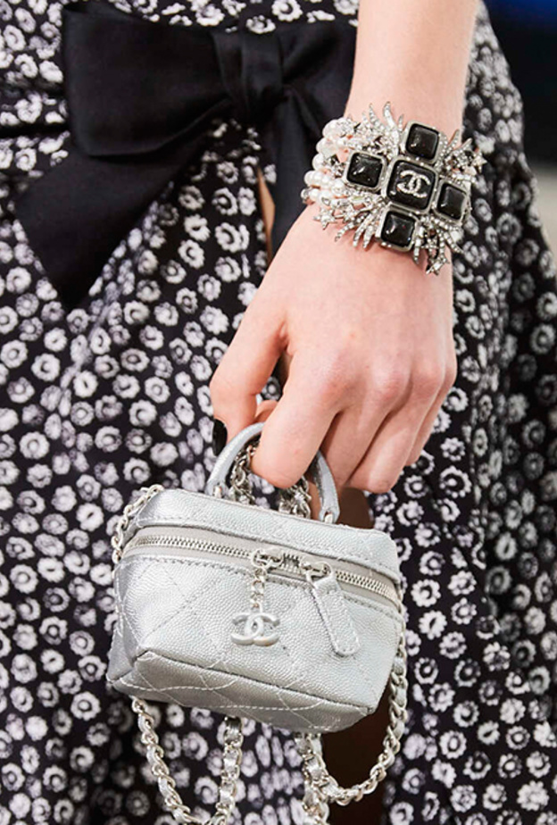 احدث موديلات شنط صغيرة جداً لاطلالات صيف 2021 من Chanel