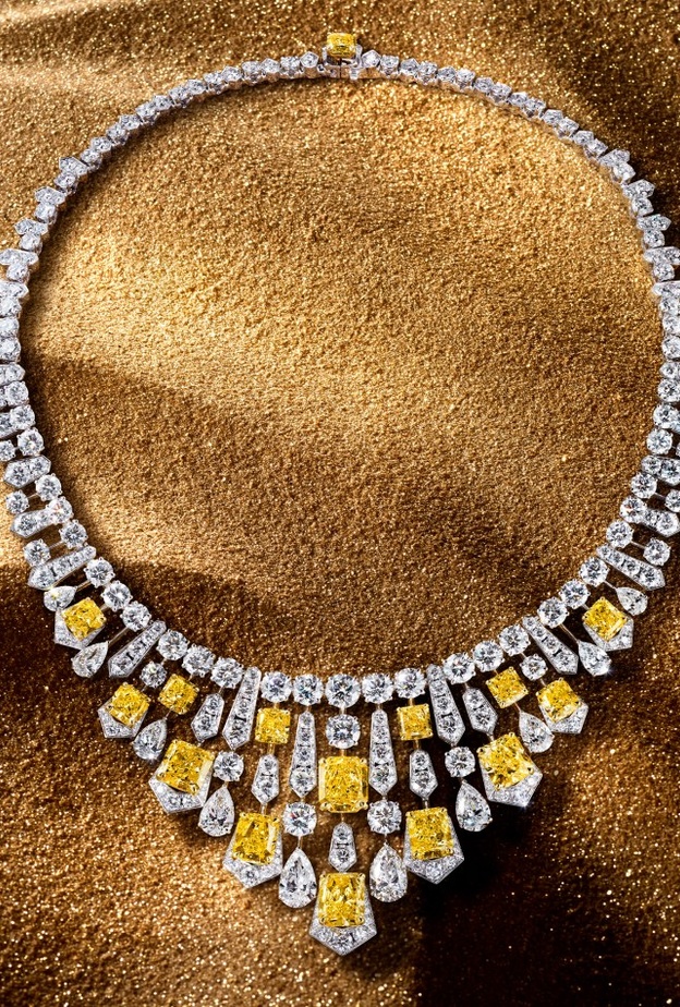 قلادة من غراف Graff