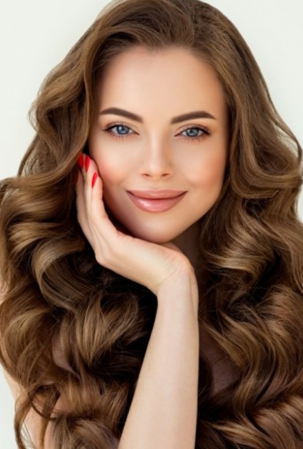 تجعيد الشعر طبيعيا لإطلالة جذابة هذا الصيف