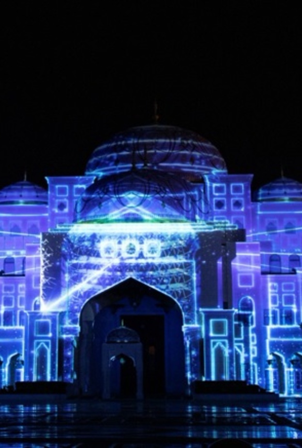 أجواء ساحرة في عروض الصوت والضوء الساحرة في قصر الوطن