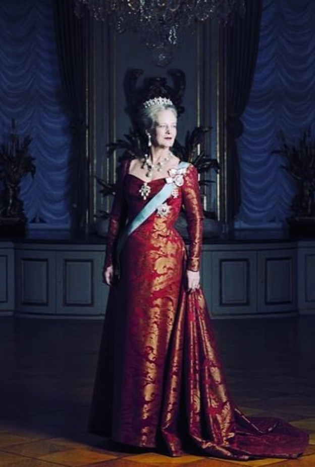 ملكة الدنمارك تحضر عرض باليه شاركت في تصميم ديكوره وملابسه