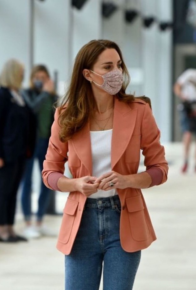 كيت ميدلتون تقدم هدايا من منزلها الريفي لمجموعة من أطفال المدارس