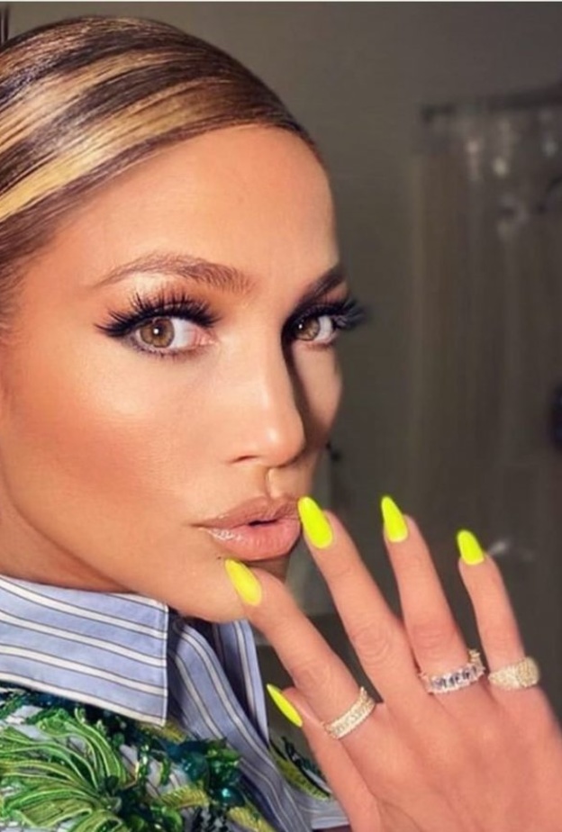  اجمل الوان اظافر منعشة باللون الاصفر من وحي Jennifer Lopezعلى حساب انسغرام