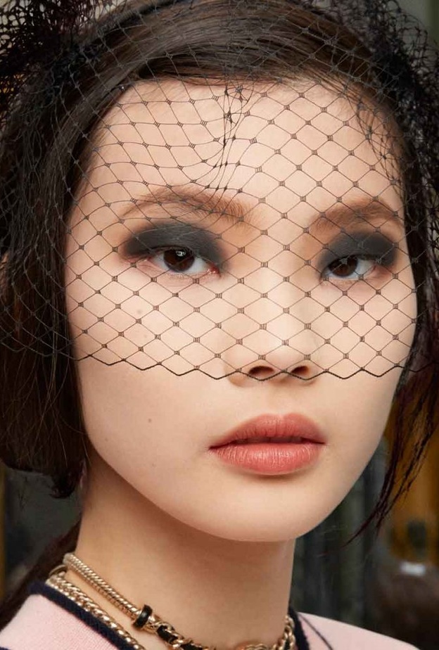  مكياج سموكي اسود لاخفاء الهالات من دار Chanel