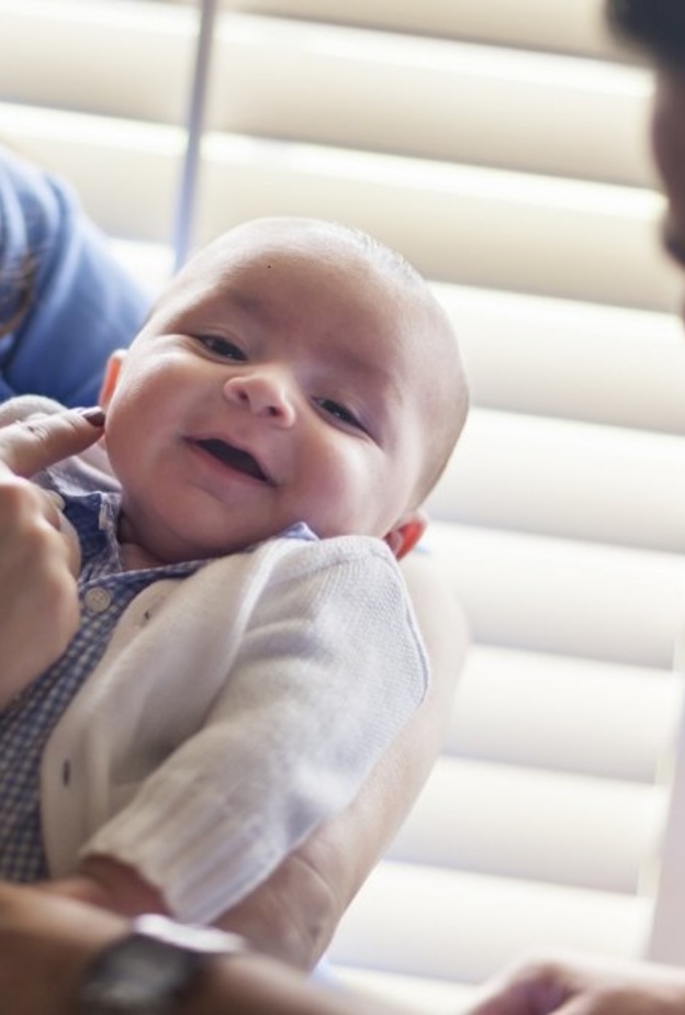 نجح الأطباء بمستشفى الزهراء بدبي، في إجراء بسيط لحالة نادرة يحفظ طفل من العمى ليرى والديه لأول مرة، لطفل حديث الولادة تم نقله من عُمان إلى مستشفى الزهراء بدبي، بسبب تردي البص