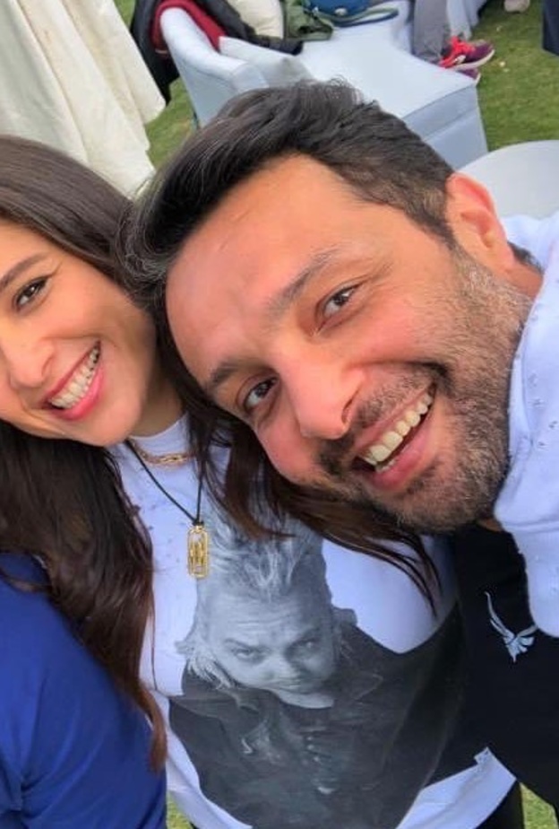 وائل عبدالعزيز مع شقيقته