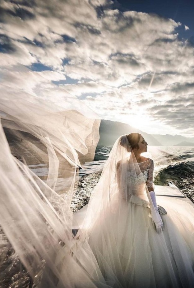 حفل الزفاف على الشاطئ في بحيرة كومو من صفحة @cristiano.ostinelli للمصور Cristiano Ostinelli