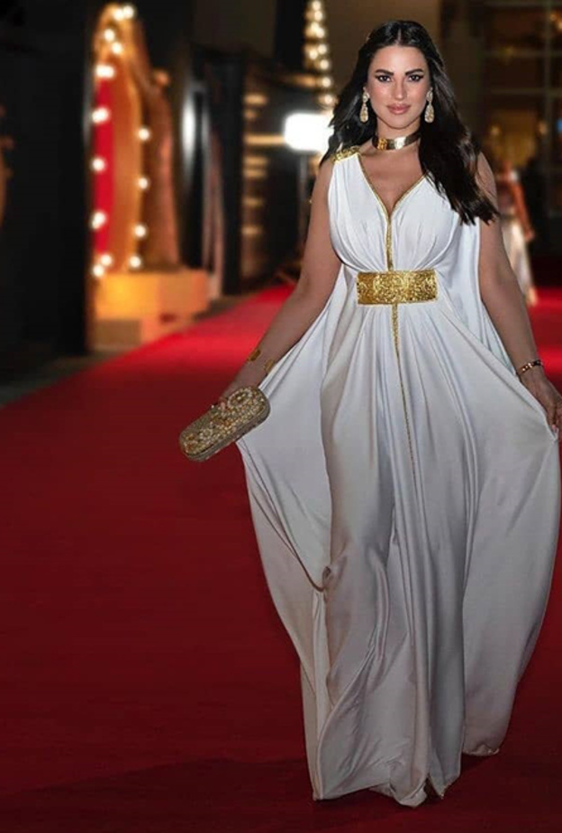 اطلالة درة زروف بفستان أبيض ملكي من صفحتها الرسمية على انستغرام