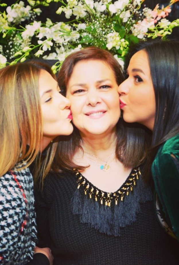 دلال عبد العزيز وابنتيها 