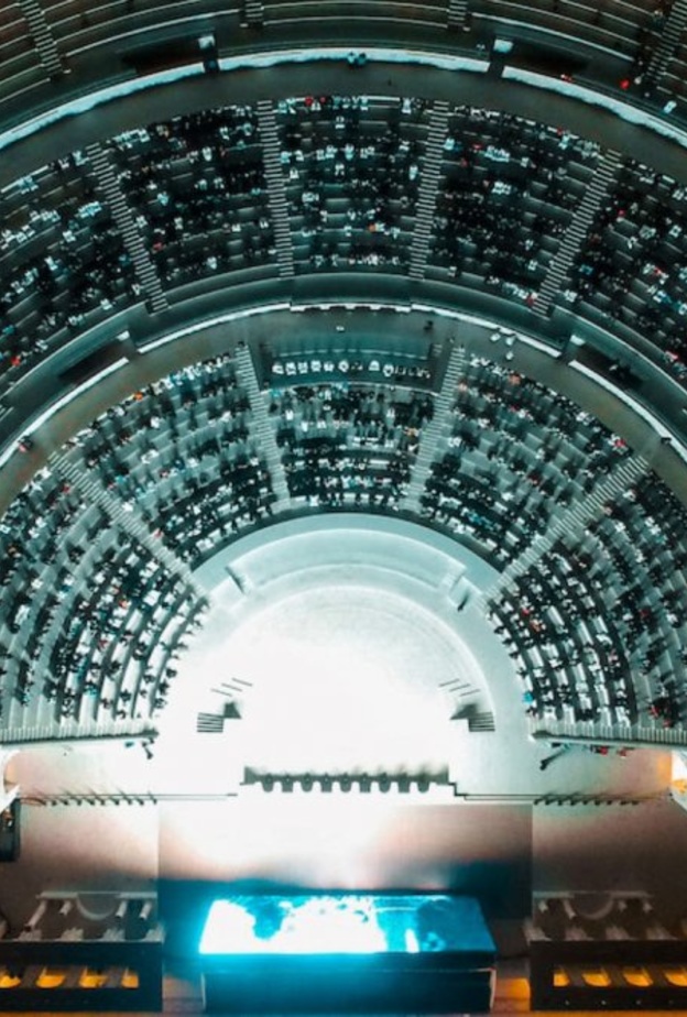 مدرج خورفكان.. وجهة سياحية جديدة بمواصفات عالمية على أرض الإمارات - المصدر وكالة أنباء الإمارات