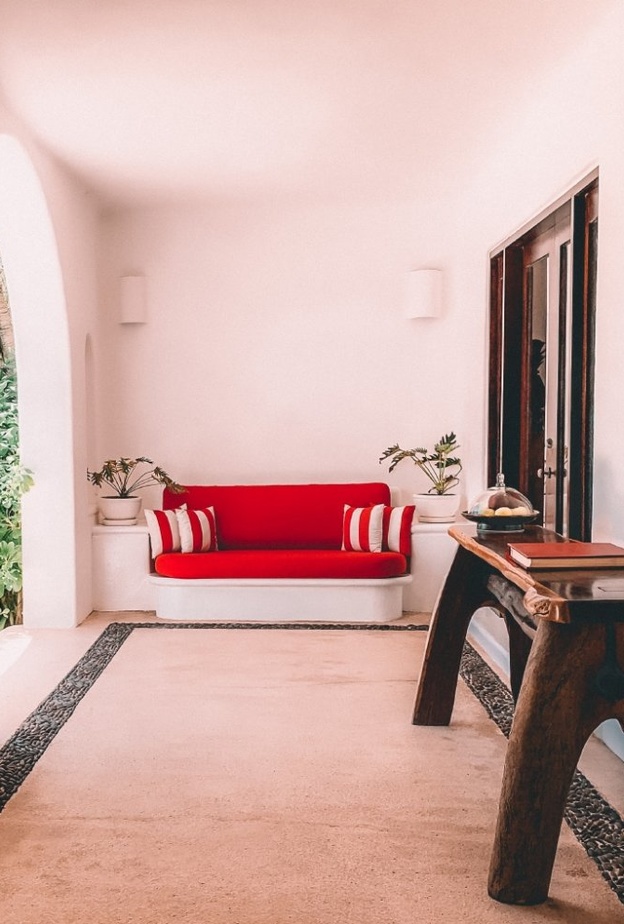 كنب رائع باللون الأحمر للجلسات الخارجية