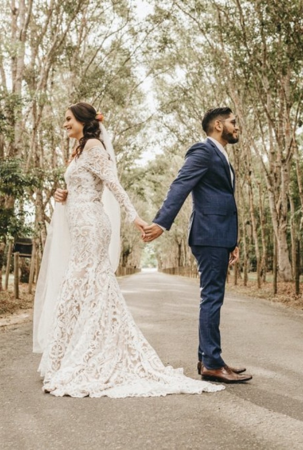 غياب نظرات الحب والمودة بين العروسين في حفل الزفاف وظهر علامات اللامبالاة Available for hire