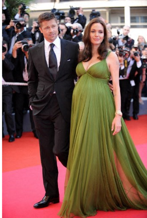 أنجيلينا جولي بدت بغاية الأناقة بفستان من تصميم Max Azria بقصة الـempire waist التي تناسب الحوامل