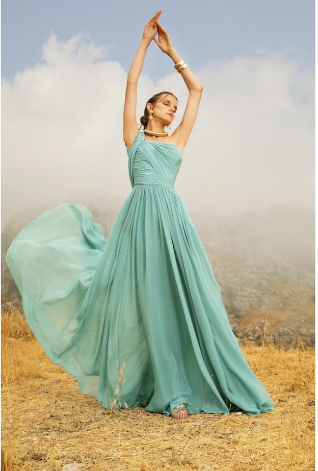 الزهري الناعم بفستان سهرة أنثوي وجذاب من تصميم Tadashi Shoji