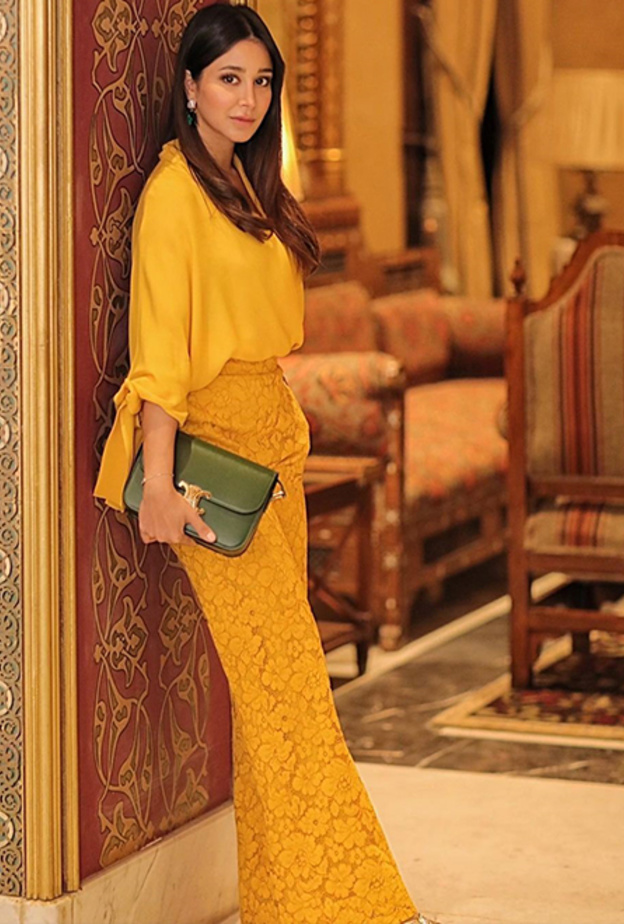 اطلالة اسيل عمران بموضة اللون الاصفر مع البنطلون المنقوش