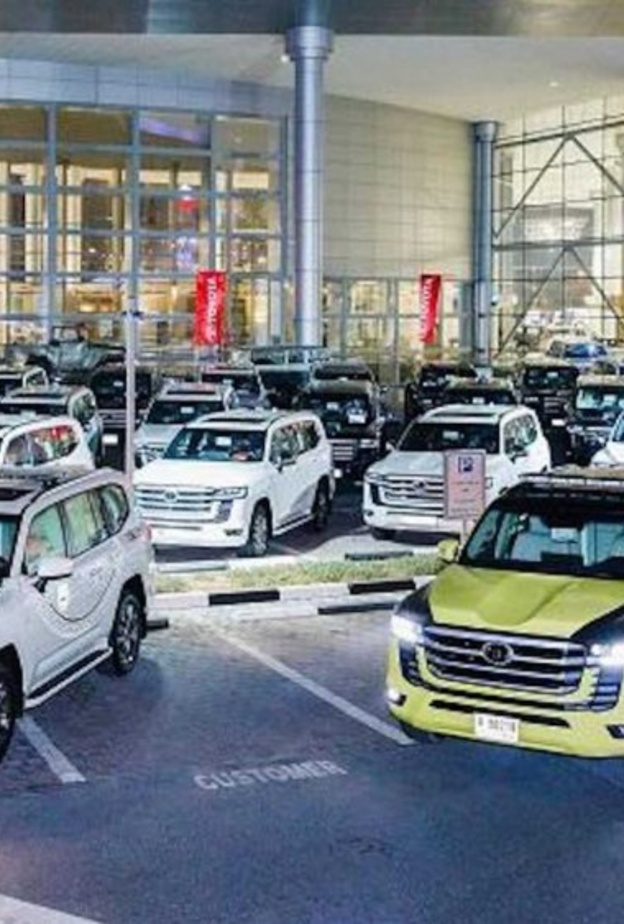 لاندكروزر بفتحة سقف وباب خلفي كهربائي