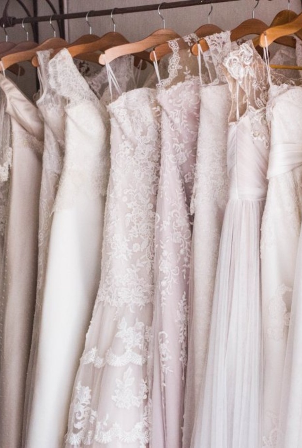  فساتين زفاف Charisse Kenion