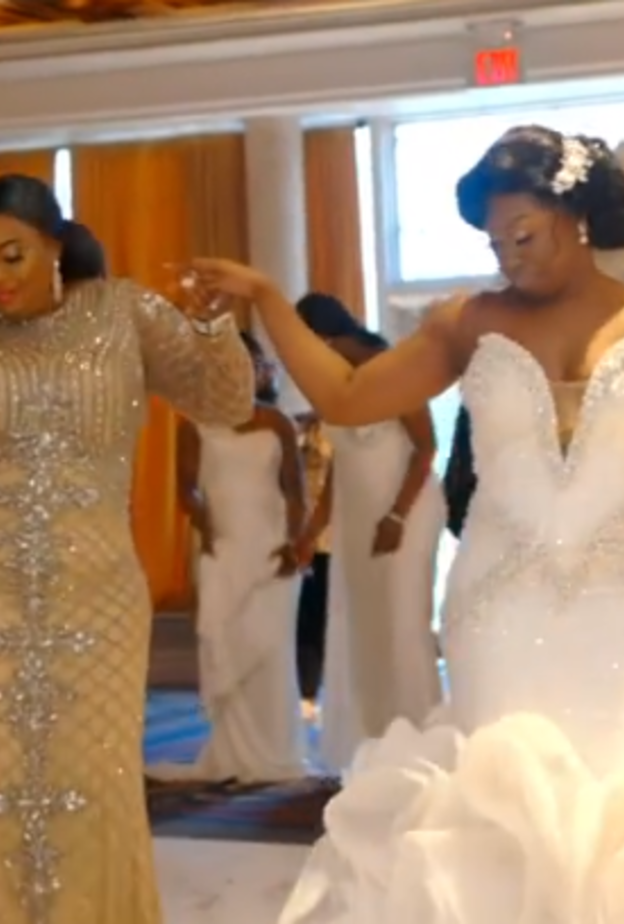 فيديو طريف لعروس ووالدتها ترقصان معا في حفل الزفاف