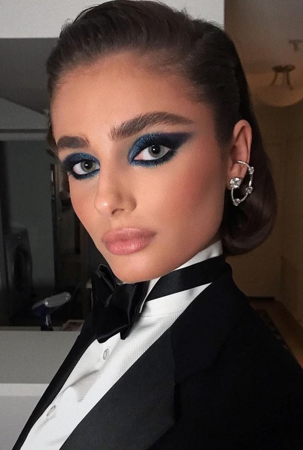  اطلالات تايلور هيل الجمالية بمكياج سموكي فاخر- الصورة من انستغرام