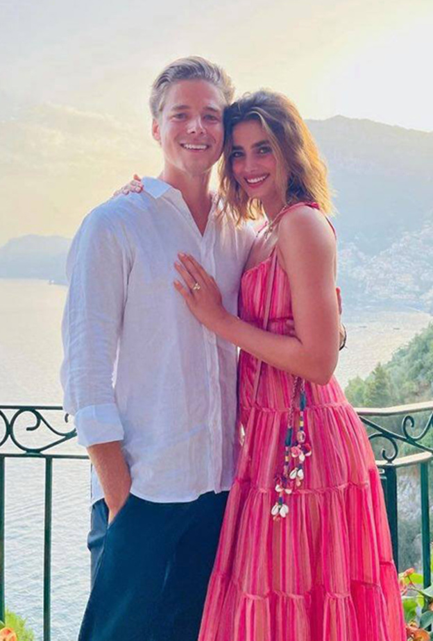 اجمل اطلالات تايلور هيل الكاجوال بعد اعلان خطوبتها- الصورة من حسابها على انستغرام