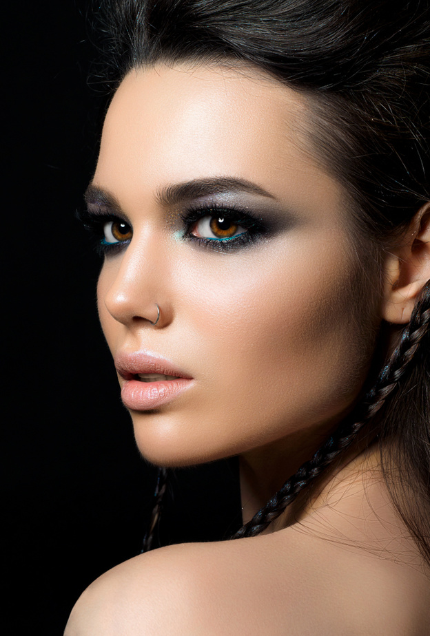 طريقة تطبيق مكياج عيون اسود راقي