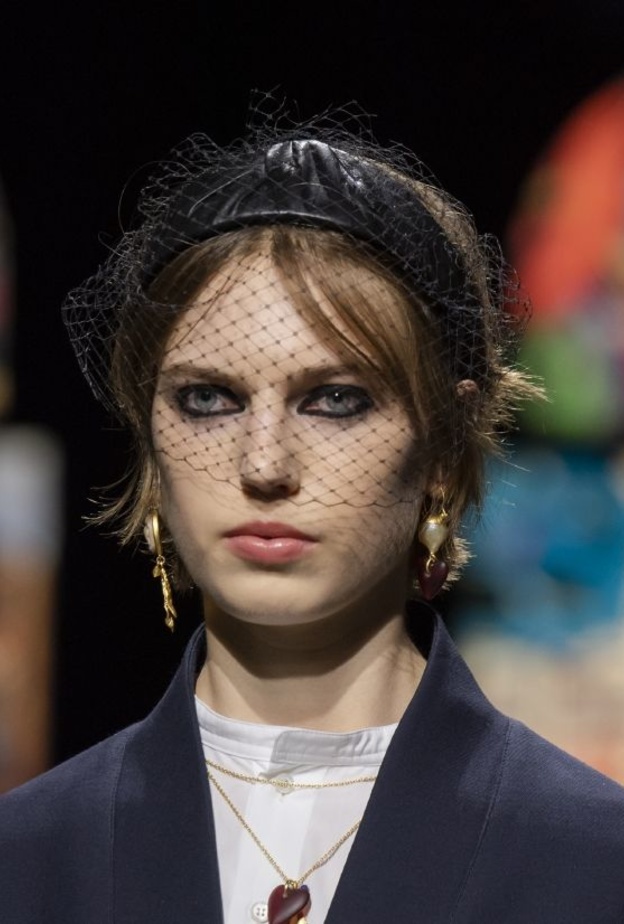 تسريحات شعر مبتكرة تخفي عيوب الشعر الخفيف من دار Christian Dior