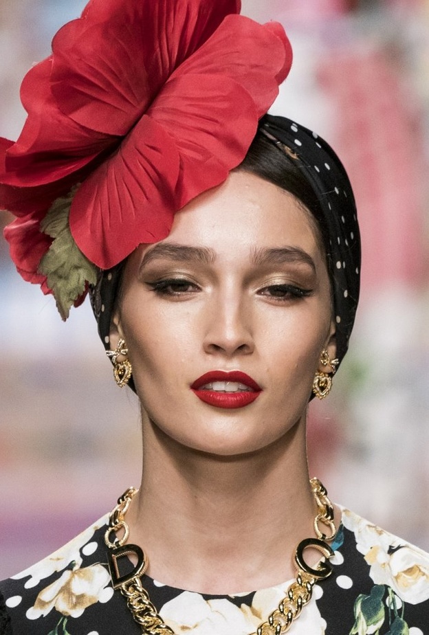 مكياج عيون ذهبي ناعم مع الشفاه القوية يليق بجمالك في صيف 2021