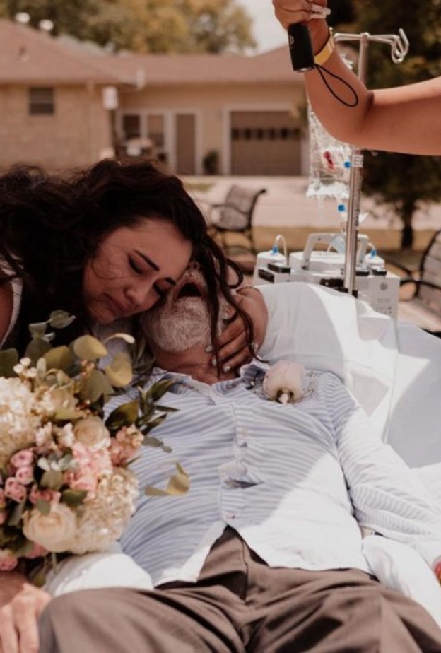 عروس تقيم حفل زفافها في دار للعجزة -journalstar